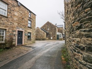 A narrow street with stone buildings, a paved road, and a small open space in the center. - Howgill House, Sedbergh, Wi-Fi (Sedbergh)