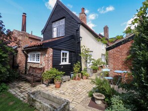 Outdoor dining - Charming Bank House in Hingham (Norwich)