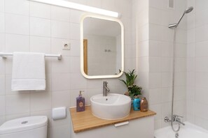 Haartrockner, Handtücher, Seife, Toilettenpapier