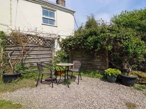 Outdoor dining - Longview Cottage, Penwithick (St. Austell)