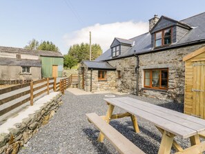 Outdoor dining - Yr Hen Stabal, Trawsfynydd (Blaenau Ffestiniog)