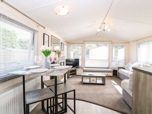 Living area - Hazell Thorne Hideaway, Fritton (Great Yarmouth)