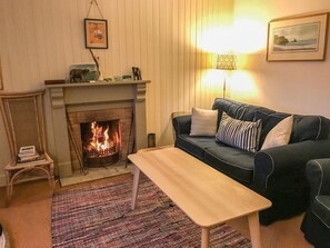 Fireplace - Charming Half of 6 in Gedintailor (Portree)