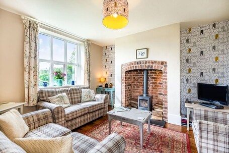 Fireplace. 2 Siluria Cottage: Family Haven