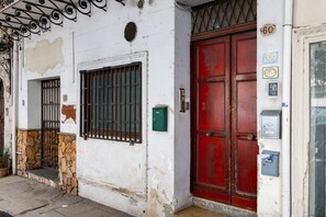 Exterior detail - GuestHost - Cozy and comfortable 80 square meters apartment, perfect for six people, located on the first floor of a period building (NO elevator).The property is ideally located for visiting the center of Palermo and is just 140 meters from the Teatro M (Palermo)