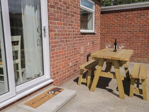 Outdoor dining - Rose Bungalow, Whitby (Whitby)
