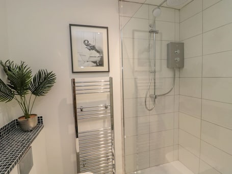 Shower. Donni Hall Cottage, Beadnell