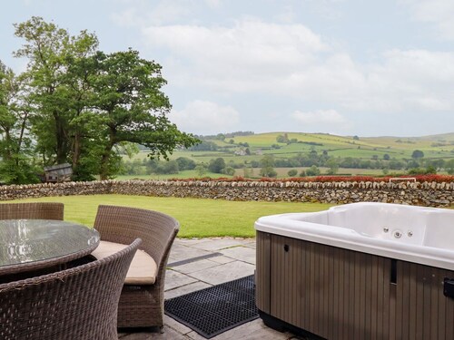 Charming Ty Gwyn Cottage Retreat in Llangwm