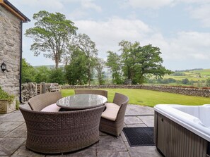 Outdoor dining - Charming Ty Gwyn Cottage Retreat in Llangwm (Corwen)