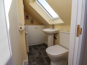 Shower - Destiny Rose, Whitby (Whitby)