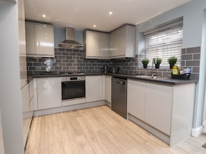 Private kitchen - Charming Bungalow at 46 Church St (Chorley)