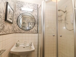Shower - Mulberry Cabin On The Lake, LL (Caernarfon)