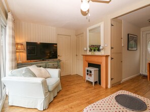 Living area - Mulberry Cabin On The Lake, LL (Caernarfon)