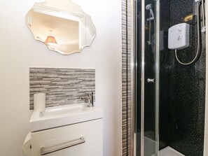 Shower - Ty Mawr, Llanddaniel Fab (Gaerwen)