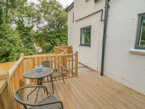 Outdoor dining - Riverside House Scarborough (Scarborough)