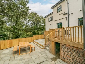 Outdoor dining - Riverside House Scarborough (Scarborough)