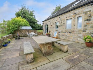 Outdoor dining - Black House Cottage, Ripponden (Sowerby Bridge)