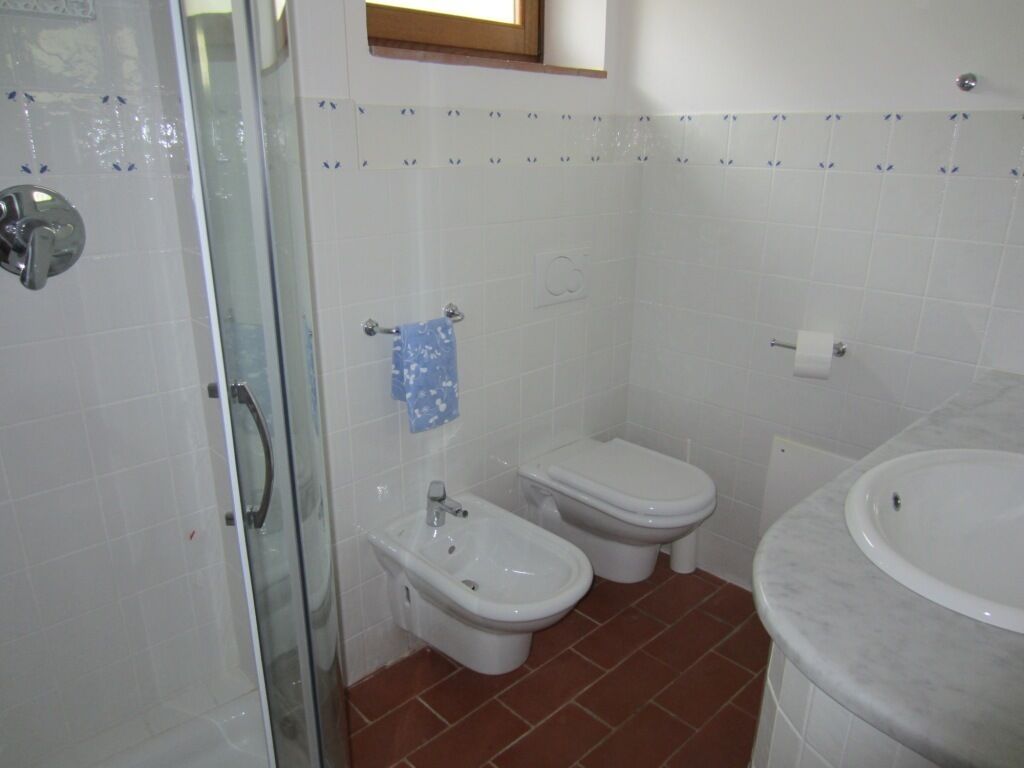 Haartrockner, Handtücher, Seife, Toilettenpapier
