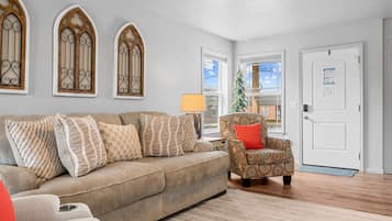 House, Multiple Beds, Hot Tub, Garden View (Trolly Inn) | Living area