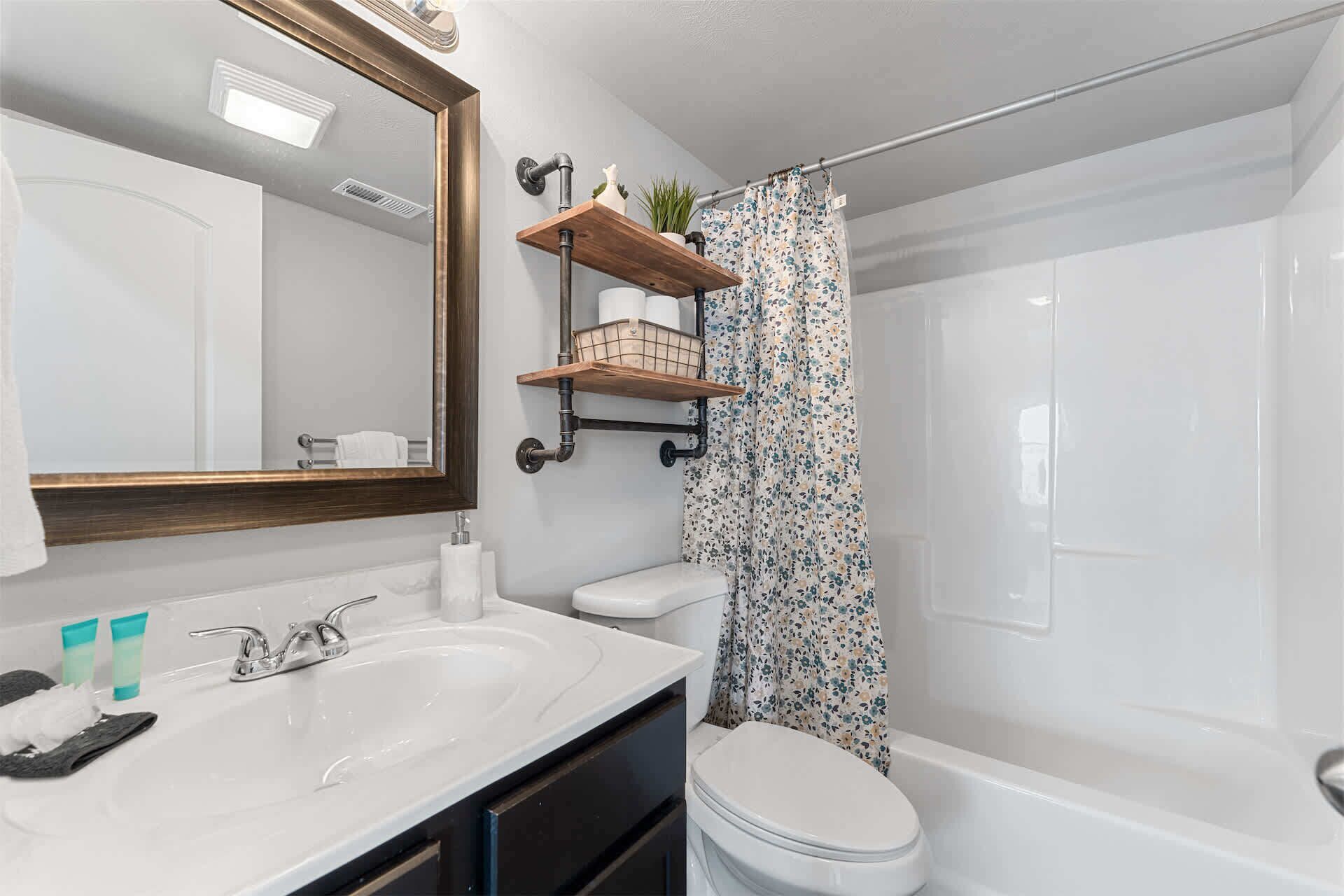 House, Multiple Beds, Hot Tub, Garden View (Trolly Inn) | Bathroom | Towels