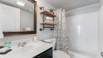 House, Multiple Beds, Hot Tub, Garden View (Trolly Inn) | Bathroom | Towels