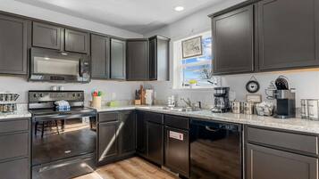 House, Multiple Beds, Hot Tub, Garden View (Trolly Inn) | Private kitchen