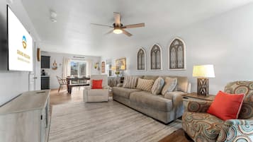 House, Multiple Beds, Hot Tub, Garden View (Trolly Inn) | Living area