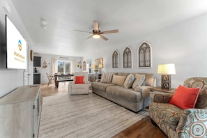 House, Multiple Beds, Hot Tub, Garden View (Trolly Inn) | Living area - Trolly Inn Hot Tub, Walkable (Branson)