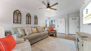 House, Multiple Beds, Hot Tub, Garden View (Trolly Inn) | Living area