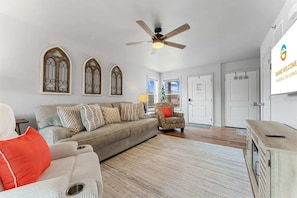 House, Multiple Beds, Hot Tub, Garden View (Trolly Inn) | Living area - Trolly Inn Hot Tub, Walkable (Branson)