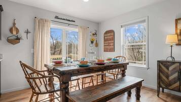House, Multiple Beds, Hot Tub, Garden View (Trolly Inn) | Dining