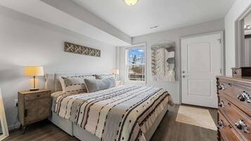 House, Multiple Beds, Hot Tub, Garden View (Trolly Inn) | 3 bedrooms, individually decorated, individually furnished