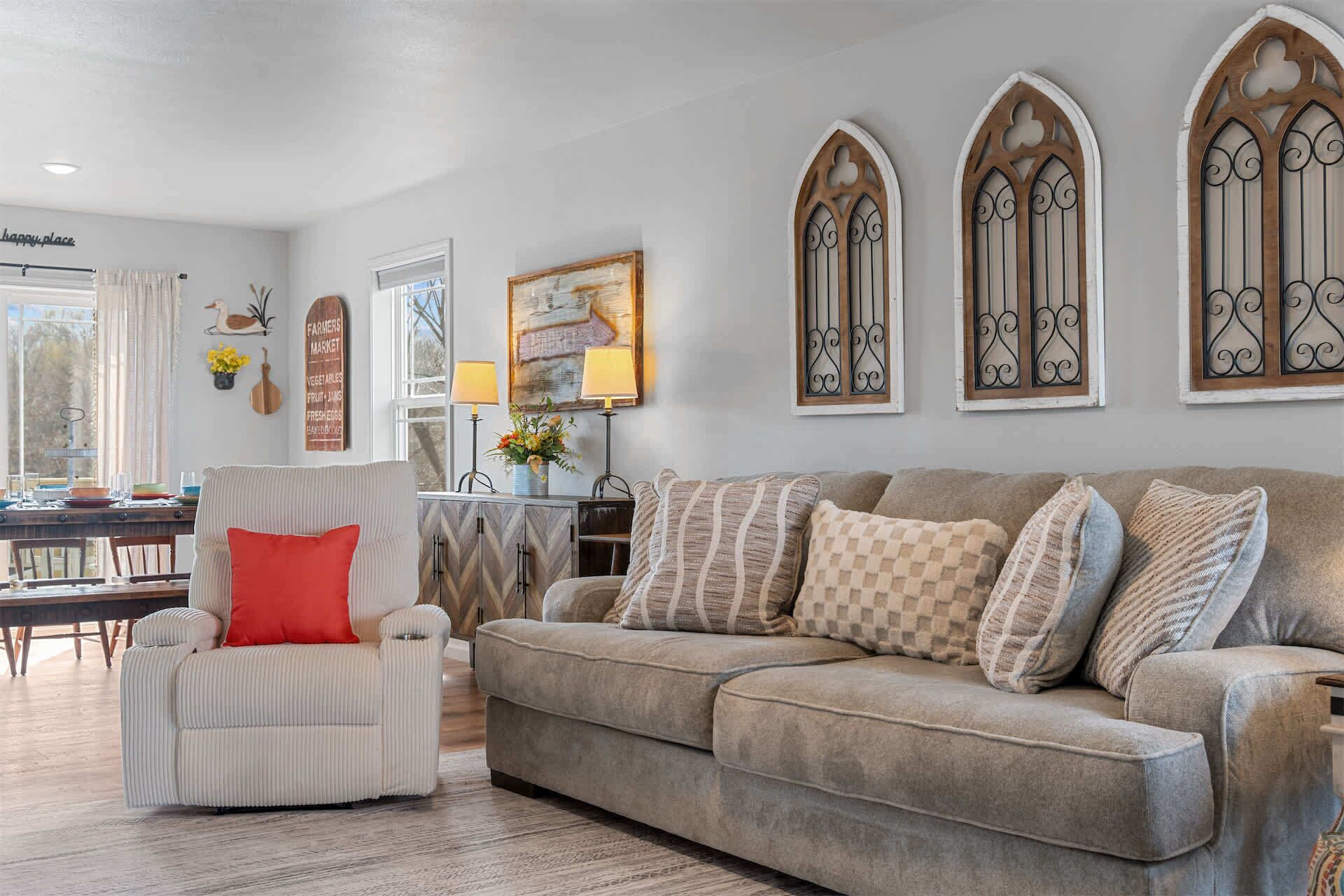 Hus, flere senger, spabadekar, hageutsikt (Trolly Inn) | Oppholdsområde