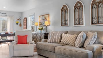 House, Multiple Beds, Hot Tub, Garden View (Trolly Inn) | Living area