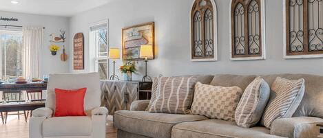 Maison, plusieurs lits, bain à remous, vue jardin (Trolly Inn) | Coin séjour