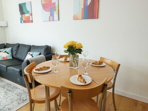 Dining - Seaview in Benllech, Anglesey. (Tyn-y-Gongl)