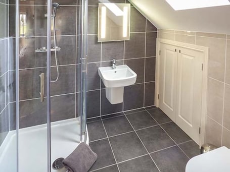 Shower. Rose Cottage, Winforton