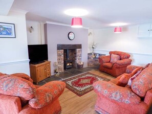 Fireplace - Arfryn: A Charming Retreat in Bethesda (Bangor)