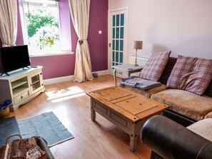 Living area - 5 Distillery Cottages, Banff (Banff)