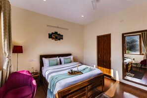 Deluxe villa, kilátással a dombra | Vasaló/vasalódeszka és ingyenes wifi