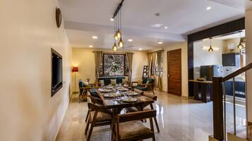 Deluxe Villa, Hill View | Dining