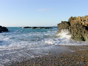 A rocky coastline with waves crashing against the shore. - Sgubor: Charming Retreat in Cleifiog Fawr (Holyhead)