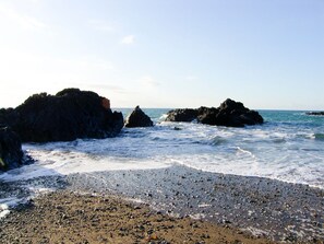 Beach nearby - Sgubor: Charming Retreat in Cleifiog Fawr (Holyhead)