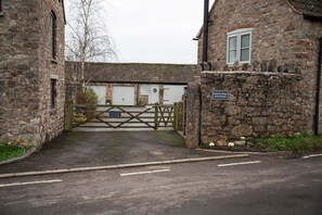 Exterior - Wavering: A Charming Home in Axbridge (Axbridge)