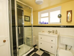 Shower - Hill Brow, Hatton, Shropshire (Church Stretton)