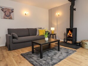 Fireplace - Harran Annex, is in Peopleton. (Pershore)
