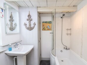 Shower - Madelines View, Whitby (Whitby)
