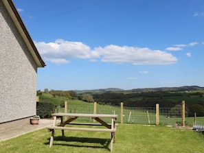 Outdoor dining - Pen Y Cae, Llansannan (Denbigh)
