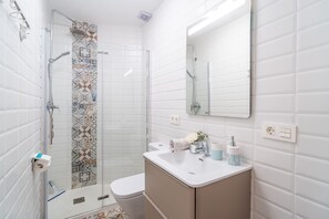 Shower, hair dryer, towels - Cubo's Casa Nerja Roof Terrace / near beach / air conditioning / free wifi (Nerja)