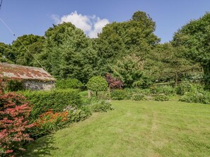 Property grounds - Egg Pudding Stone near Cartmel (Grange-Over-Sands)
